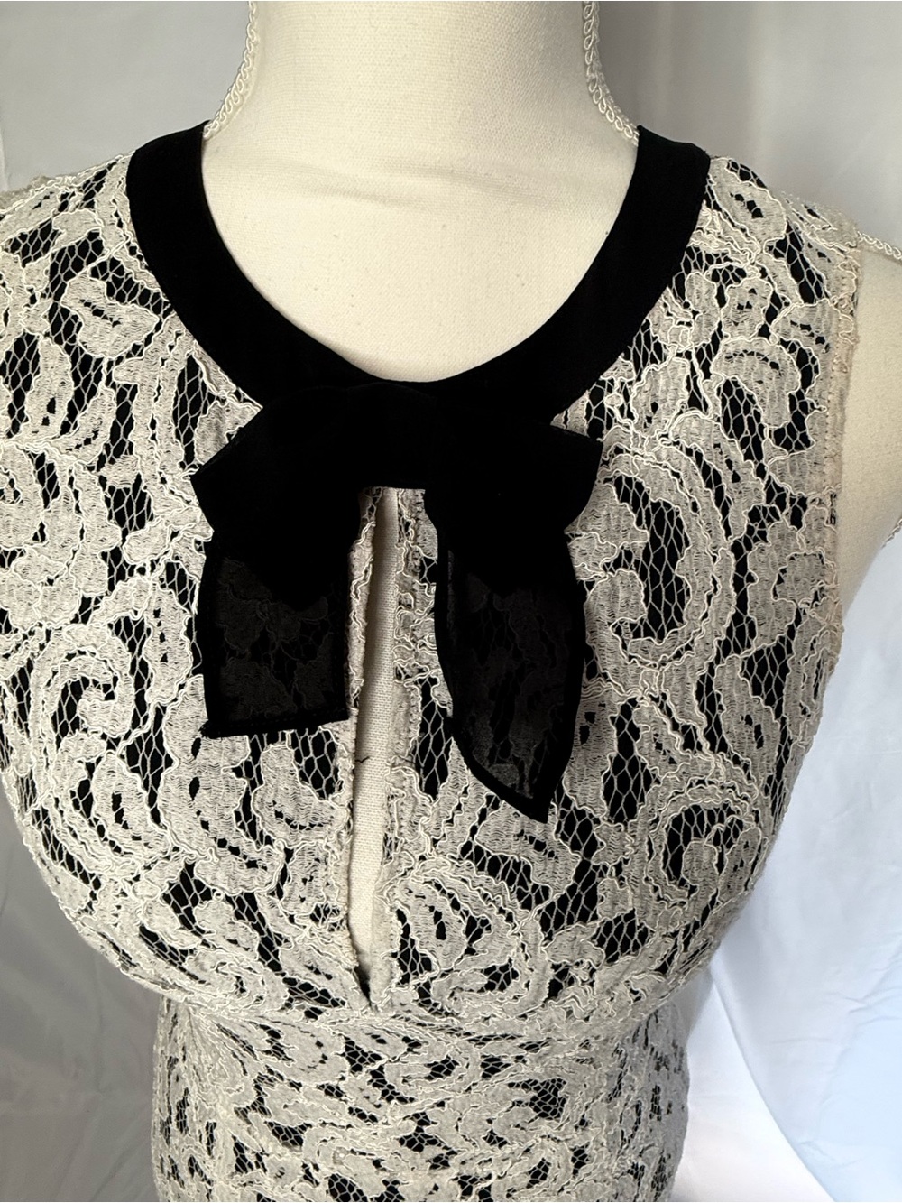 Victoria’s Secret Overlay Bow-Trim Sheath Dress in White and Black - Picture 2 of 10